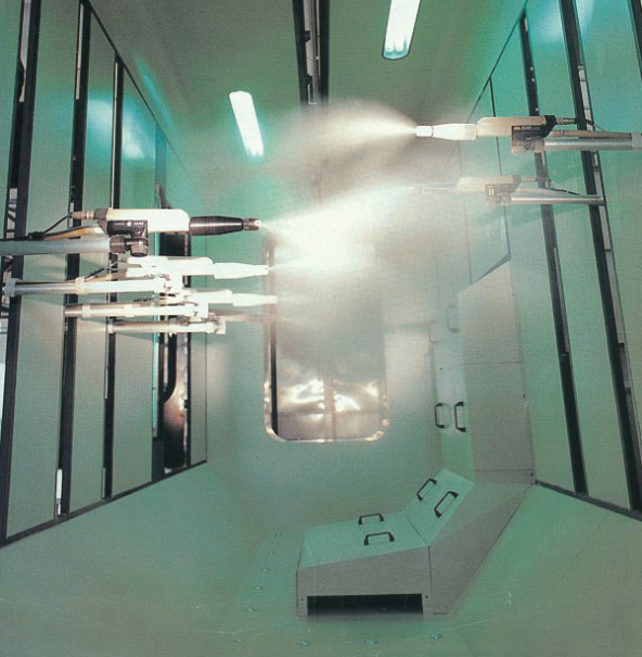 自動噴粉室內景